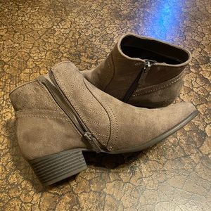 Unisa boots *size 8 1/2*